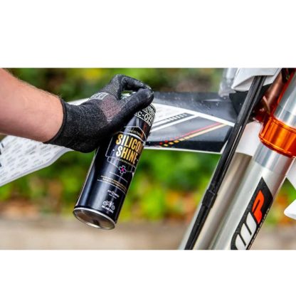 Aerosol muc off Silicon Shine para luego de lavar la moto - Imagen 3